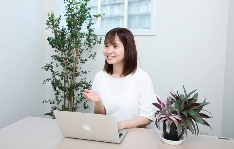 応募書類のサポートをしている女性