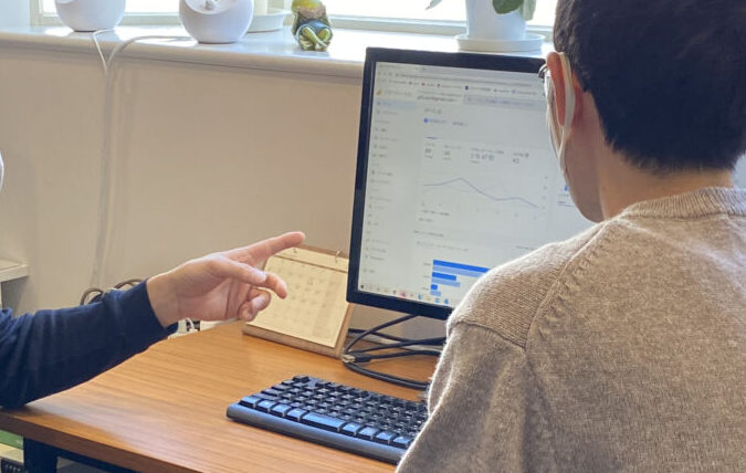 Webディレクターがフィードバックをしている様子