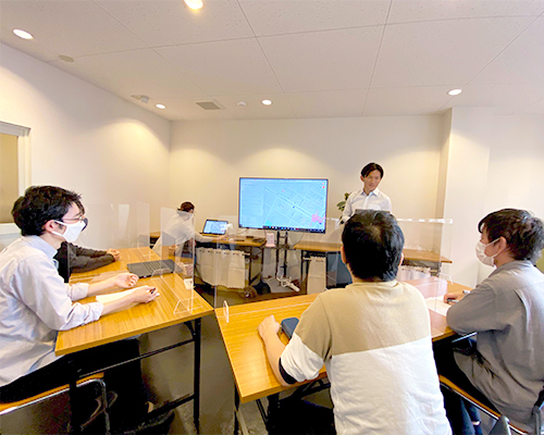 Webディレクターがミーティングをしている様子